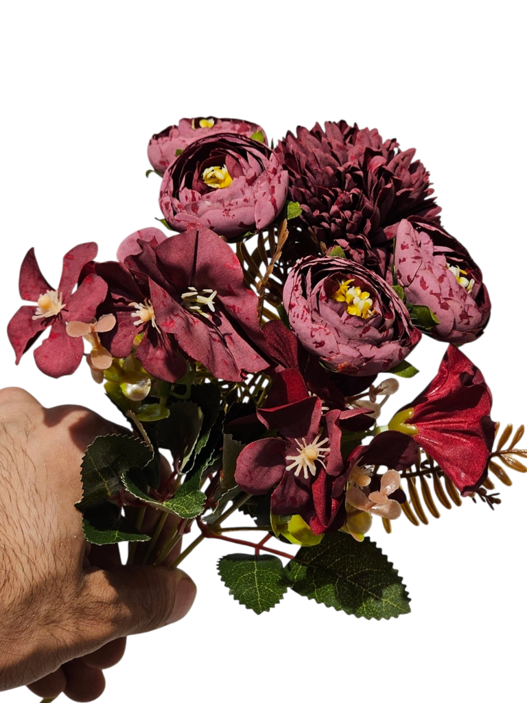 زهرة صغيرة بلون عنابي